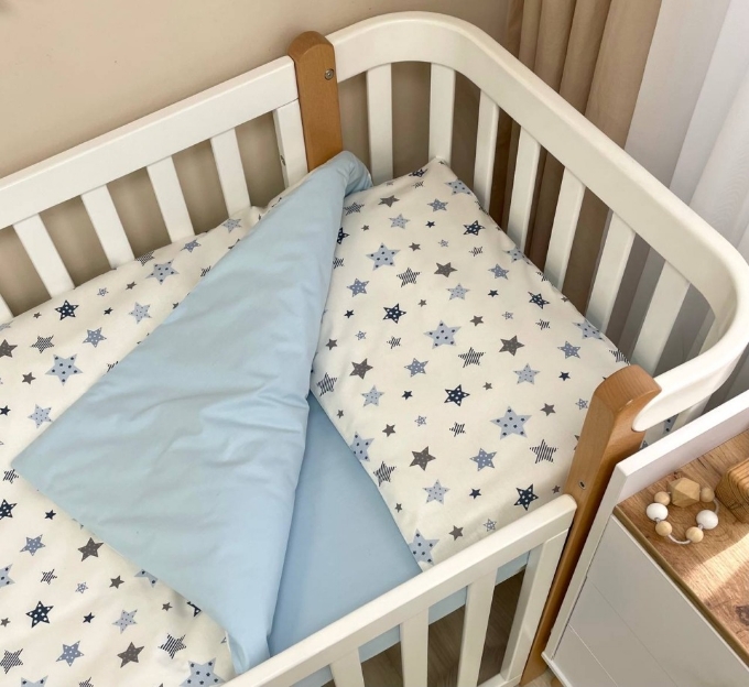 Set lenjerie de schimb pentru patut bebe 3 piese Stelute albastre (2)